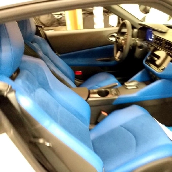 Mengintip Produksi Nissan Z 2022, Interiornya Berwana Biru