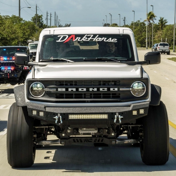 Mengintip Tampilan Ford Bronco 'Dark Horse' Dengan Enam Roda