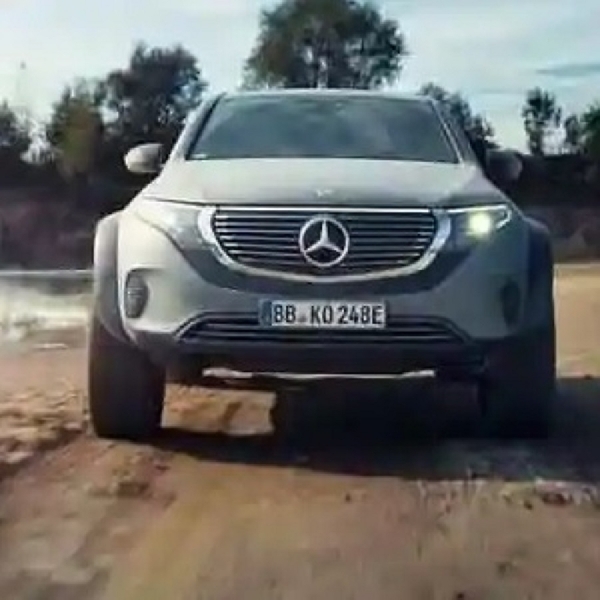 Mercedes EQC 4x4 Pamer Kemampuan Mengarungi Medan Air