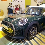 MINI Elektrik Resolute Edition, Tampil Nyentrik Bareng 3 MINI Lainnya