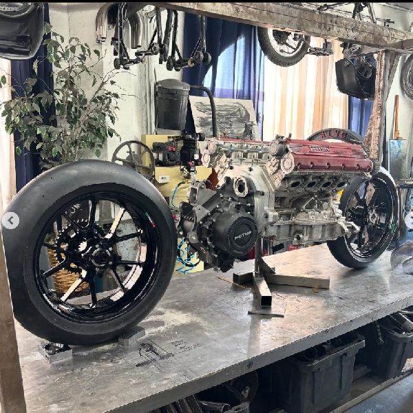 Inilah Motor Kustom Bermesin Ferrari F355 V8 Dengan Tenaga 400 Hp