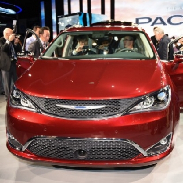 New Fiat Chrysler Pacifica 2017 Mampu Menarik Perhatian Presiden AS 'Barrack Obama'