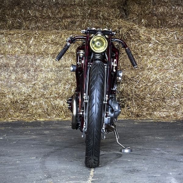 Typhoon Superbike Sentuhan Modifikasi Retro Futuristik Steampunk dari Inggris