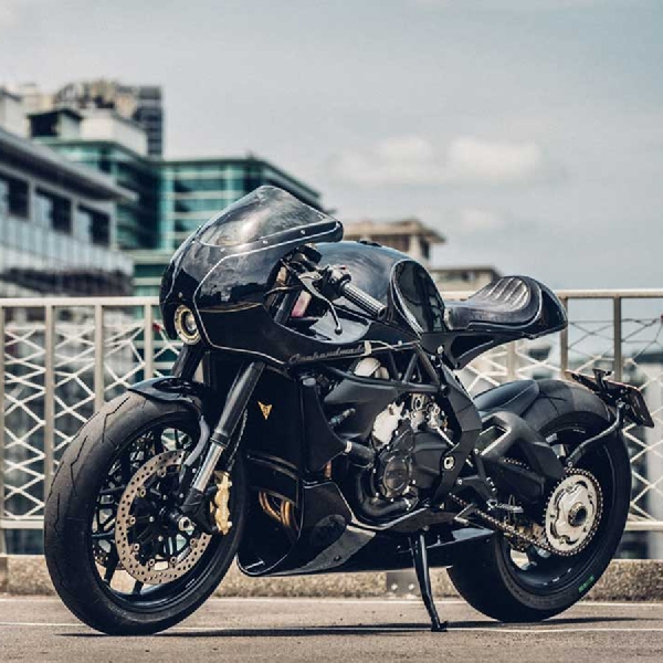 Garis Kental Cafe Racer pada MV Agusta Brutale 675