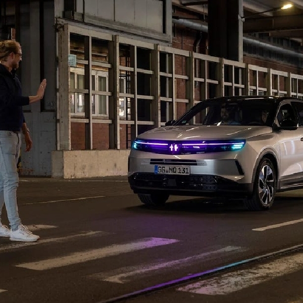 Opel Uji Coba Lampu Depan Bertenaga AI
