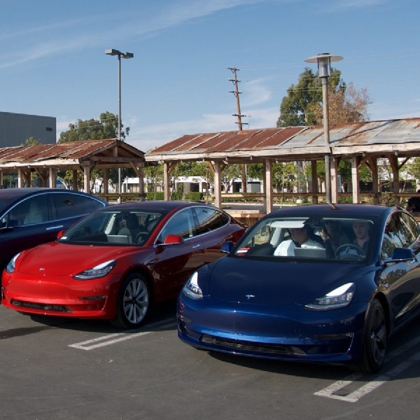 Tesla Mengalahkan Mercedes-Benz dan BMW di California