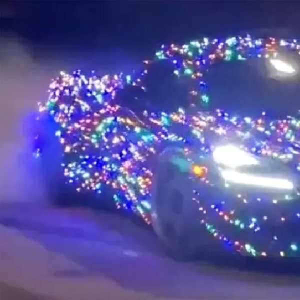 Penampakan McLaren 720S Dengan Balutan Lampu Natal Di Seluruh Bodi