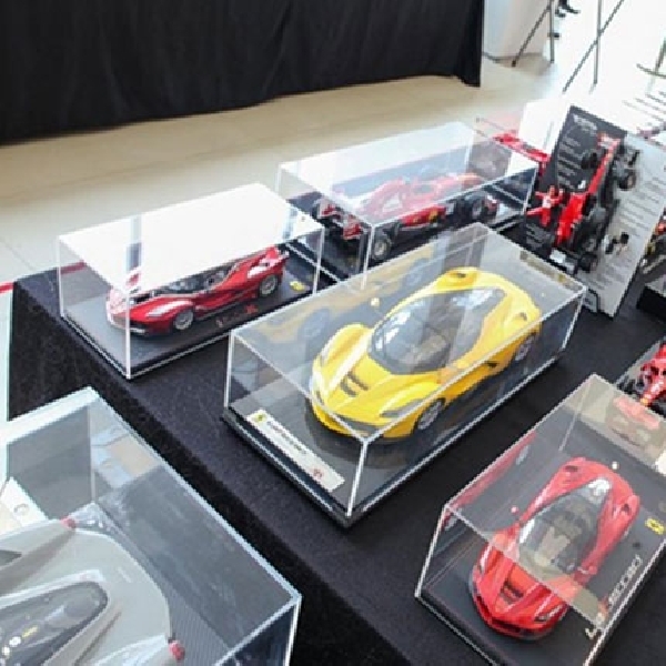 Penggemar Miniatur Ferrari Mejeng di Showroom Ferrari Jakarta