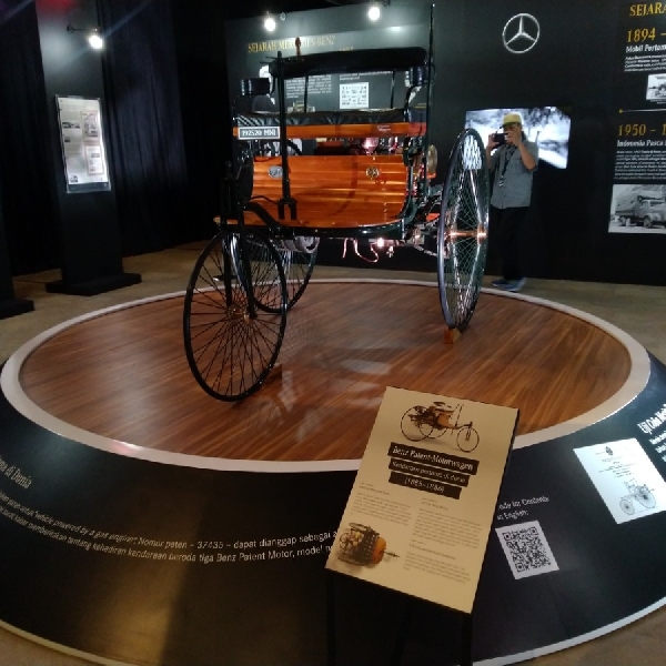 Mercedes-Benz Sumbang 'Kendaraan Lawas' di Museum Nasional