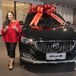 Mira Amiranti Pelanggan Pertama  SUV MG ZS di Indonesia 