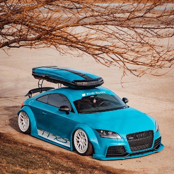 Audi TT RS Usung Warna Blue Smurf, Klimaks dari Lintasan Balap ke Pinggiran Kota