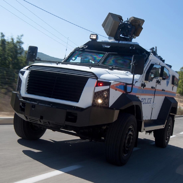 Butuh SUV Yang Kuat Untuk Pelesir? Pakai Plasan SandCat Stormer