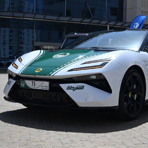 Mobil Listrik Lotus Emeya Kini Menjadi Armada Kepolisian Dubai