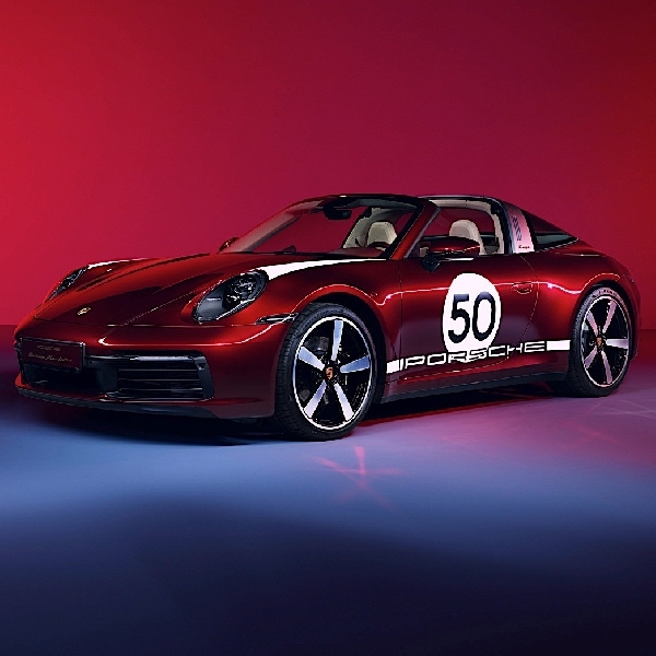 Porsche 911 Targa 4S dengan Heritage Design dengan Jam Tangan yang Linear