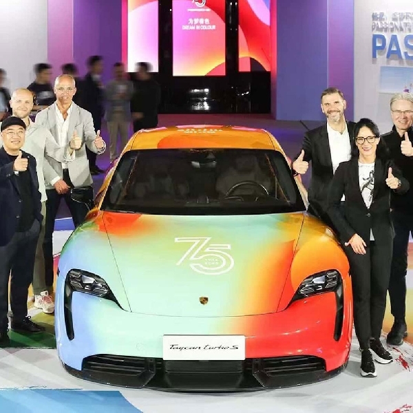 Rayakan 75th Anniversary Merek di Shanghai, Porsche Hadirkan Taycan Art Car