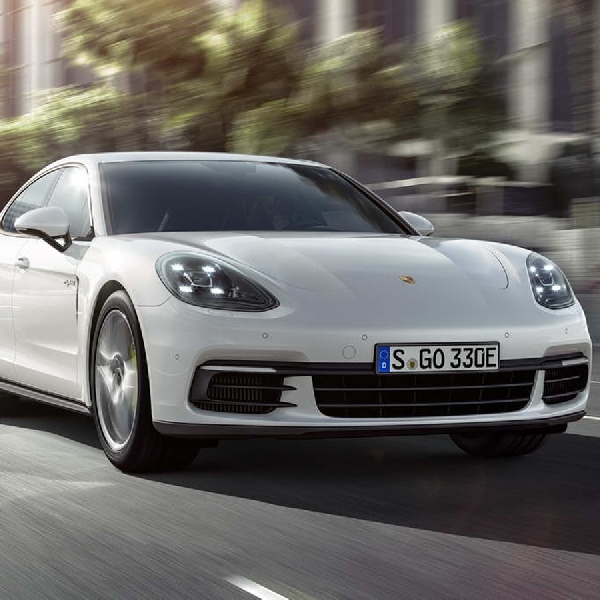 Porsche Panamera 4 E-Hybrid goda konsumen dengan 462 hp