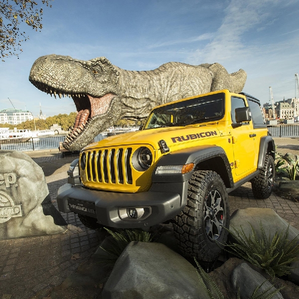 Dinosaurus Meriahkan Acara Promosi Touring Jeep Wrangler