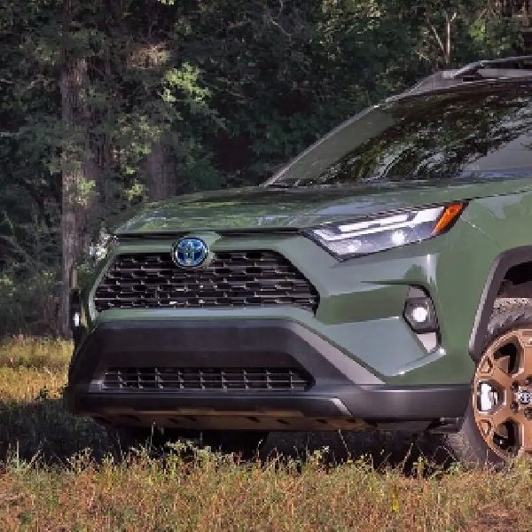 Toyota Segarkan RAV4 2024 Dengan Warna Baru, Hijau Army 