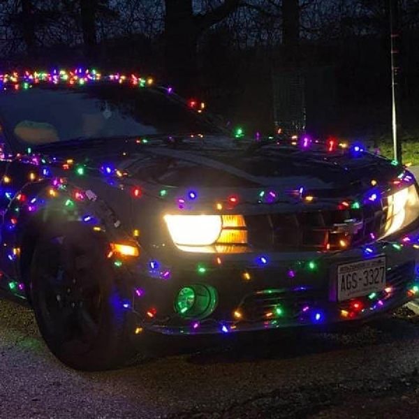 Rayakan Hari Natal Bersama Camaro Berbalut Lampu Multi Warna