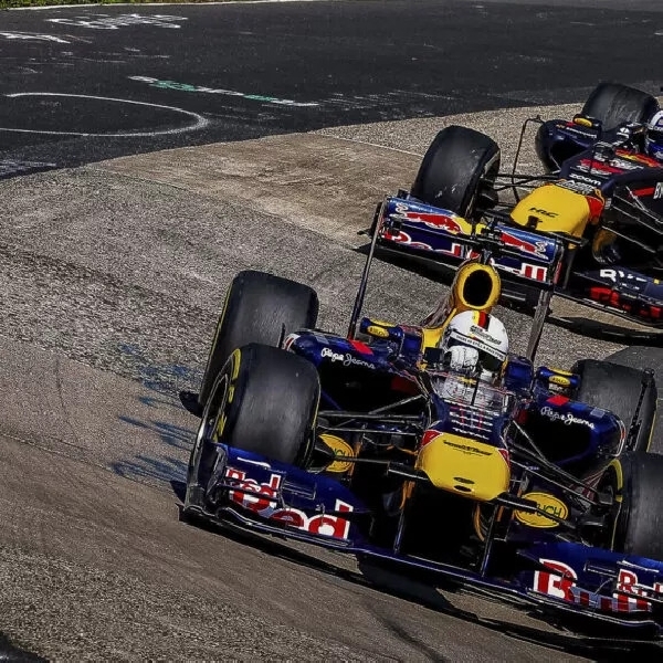 Sebastian Vettel Kendarai Mobil F1 Berbahan Bakar E-Fuel Keliling Nurburgring