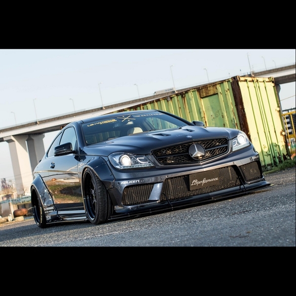 Sentuhan Liberty Walk pada Mercedes AMG C63