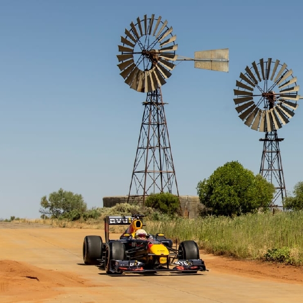 Ini Jadinya Bila Mobil F1 Dipakai Off-Road Bersama Daniel Ricciardo