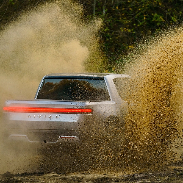 Rivian R1T Punya Fitur Memutar 180 Derajat Seperti  Tank