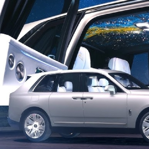 Rolls-Royce Cullinan Cosmos Hadirkan Headliner yang Dilukis Tangan