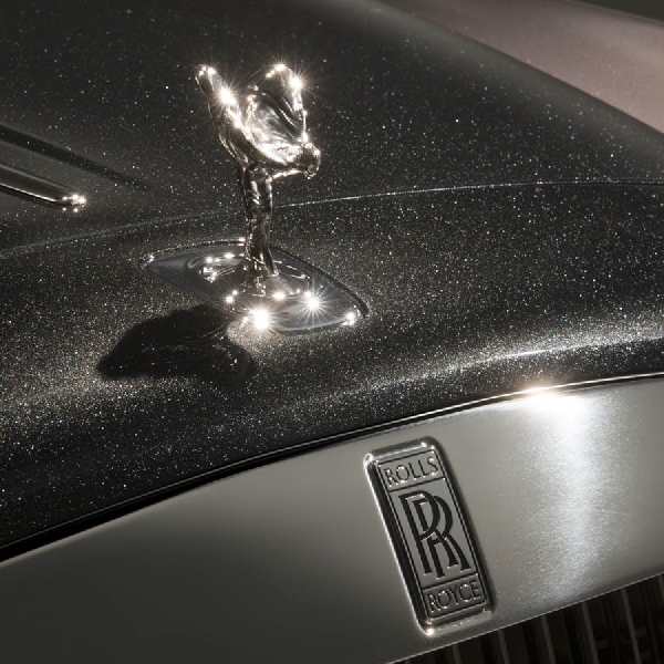 Rolls Royce Dilapisi Seribu Berlian