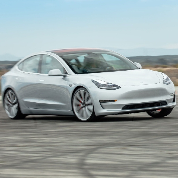 Tesla Bikin Mobilnya Mengeluarkan Bunyi Mesin?