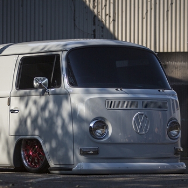 Proyek 10 Tahun Volkswagen Combi Too Damn Low