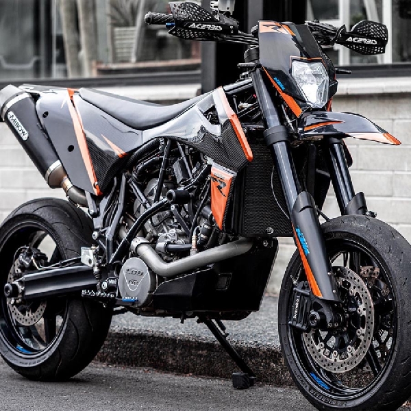 Super-Supermoto, Motor Trail KTM 990 SMT Dari Selandia Baru