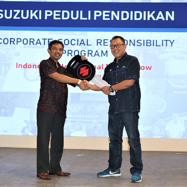 Suzuki Serahkan Unit Mobil ke 11 SMK dan 2 Universitas