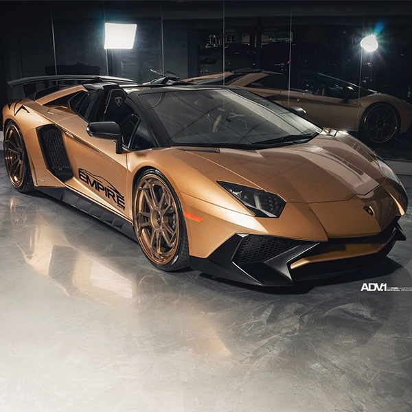 Keren, Lamborghini Aventador SV Roadster Berlapis Warna Emas