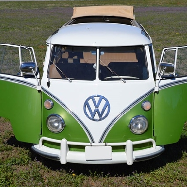 VW Bus 1967 Properti Sitkom That 70s Show  Dilelang