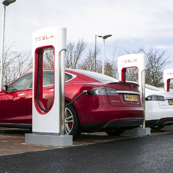 Hemat Biaya dan Memecah Antrian, Tesla Berikan Diskon SuperCharger