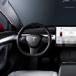 Teknologi Tesla Mulai Awasi Pengemudi Saat Menguap dan Berkedip