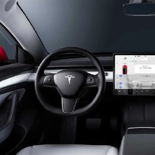 Teknologi Tesla Mulai Awasi Pengemudi Saat Menguap dan Berkedip