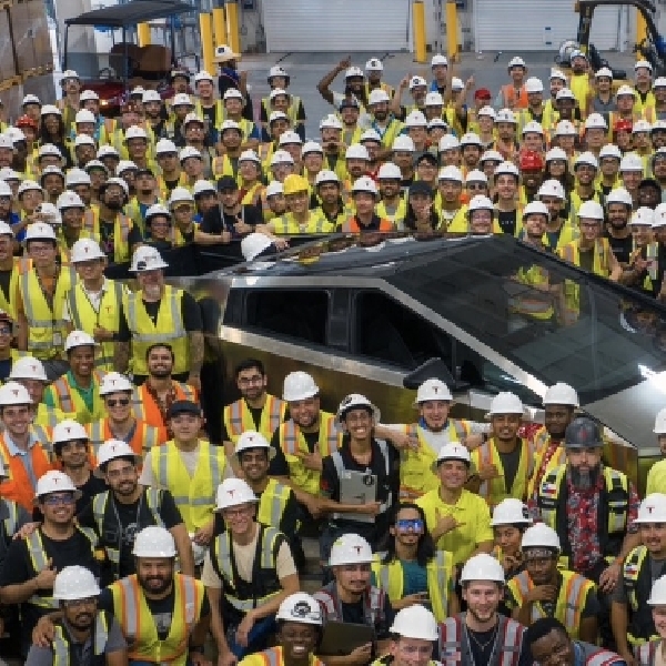 Tesla Pamerkan Cybertruck Pertama Produksi Gigafactory Texas 