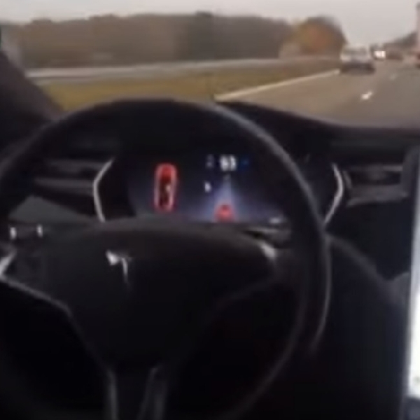 Tesla Model S Berjalan Tanpa Pengemudi