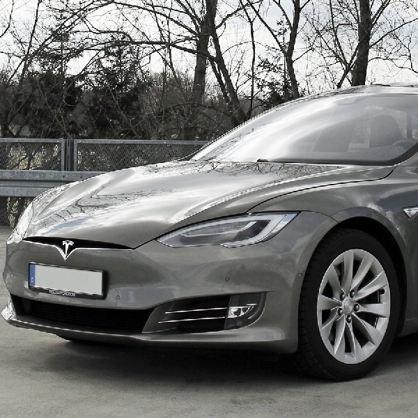 Tesla Patenkan Lampu Sein Otomatis di Mobilnya