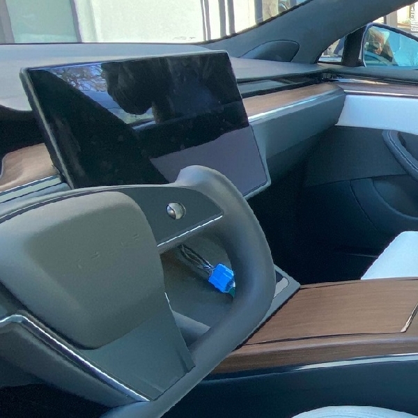 Prototipe Tesla Model S Dengan Pengujian Yoke Wheel Spotted