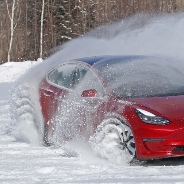 Winter is Coming! Ini 5 EV Berperforma Terbaik di Salju