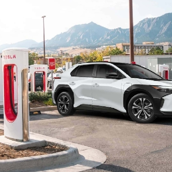 Mobil Listrik Toyota Adopsi Standar Pengisian Daya Tesla Mulai 2025