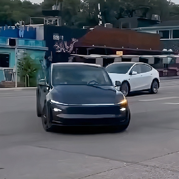 Robotaxi Tesla Terciduk Melaju Tanpa Pengemudi Untuk Pertama Kali