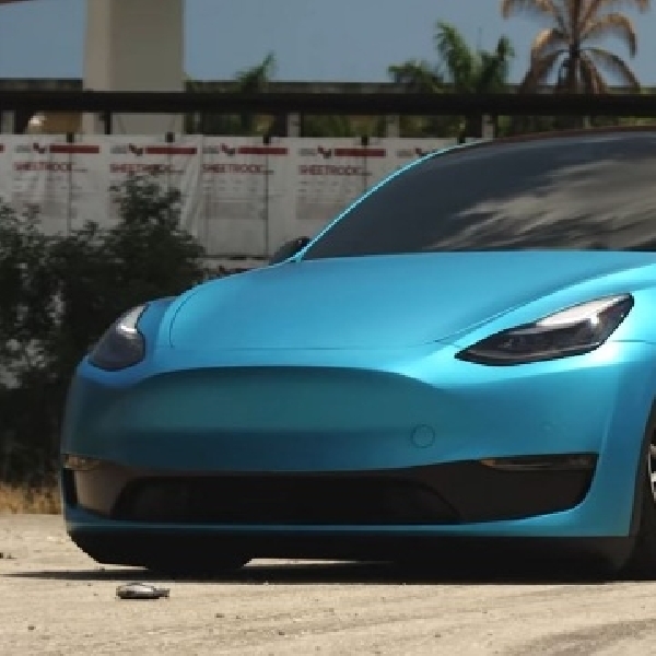 Tesla Model Y Tampil Stylish, Bergaya Bagged Ditopang Velg Vossen Dan Air Suspension