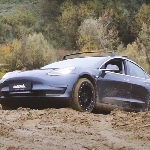 Ini Dia Tesla Model 3 Gahar Berdarah Off-Road Garapan Tuner Delta 4x4