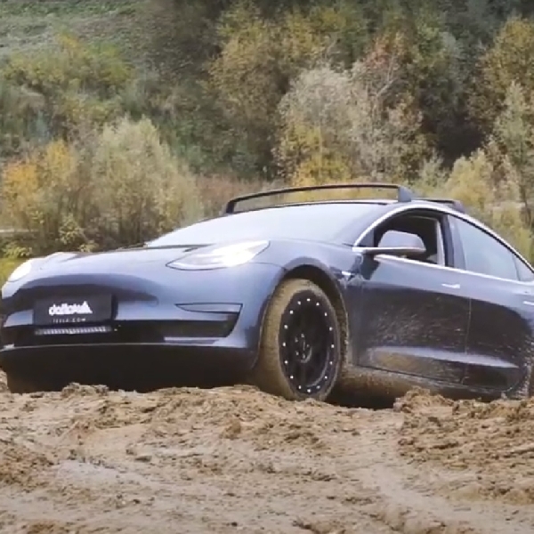 Ini Dia Tesla Model 3 Gahar Berdarah Off-Road Garapan Tuner Delta 4x4