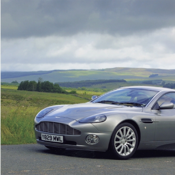 Aston Martin Rayakan 20 Tahun Hadirnya V12 Vanquish