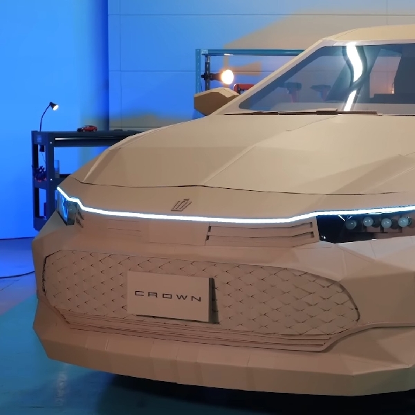 Niat Banget! Youtuber Ini Bikin Toyota Crown Yang Seluruhnya Terbuat Dari Karton